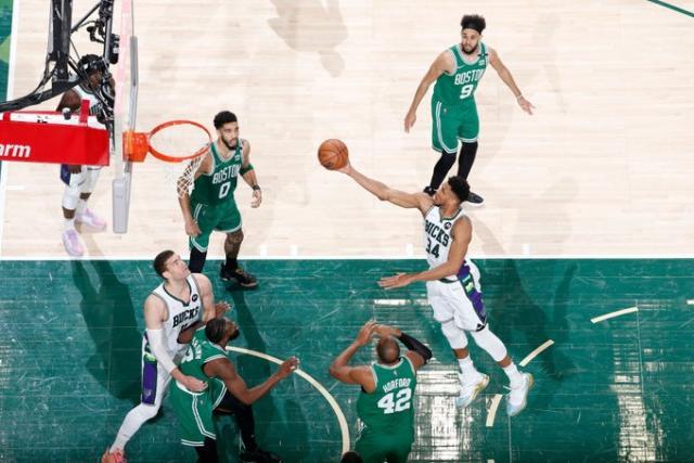 开云体育下载-高效轰下42分!字母哥状态反弹 成功保卫主场